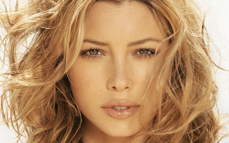 Glamorous American Model Jessica Biel Portrait Wallpaper