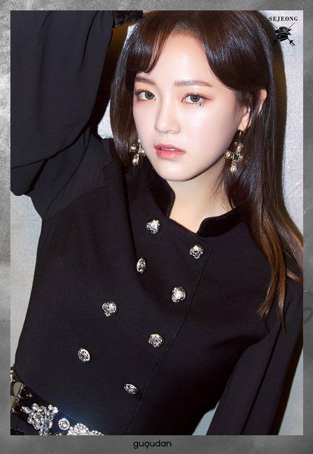 Glamorous Kim Se Jeong In Chic Black Outfit Wallpaper