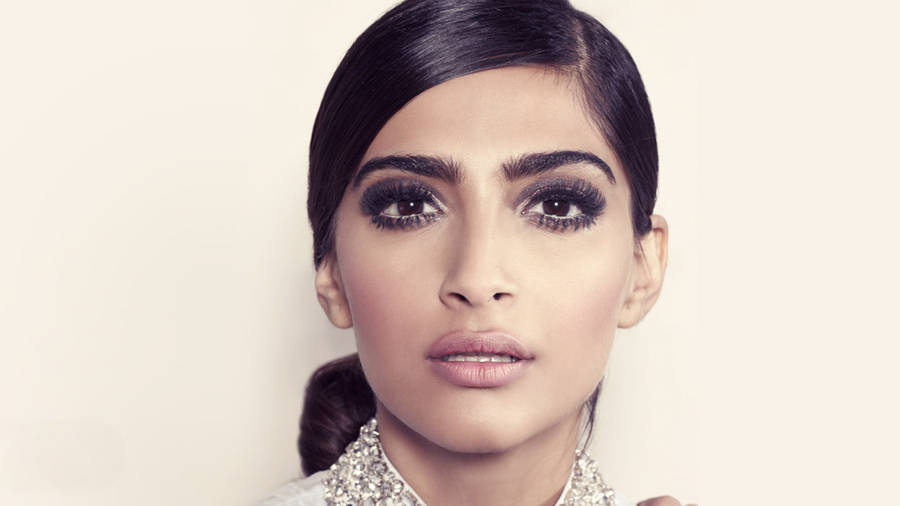 Glamorous Sonam Kapoor Wallpaper