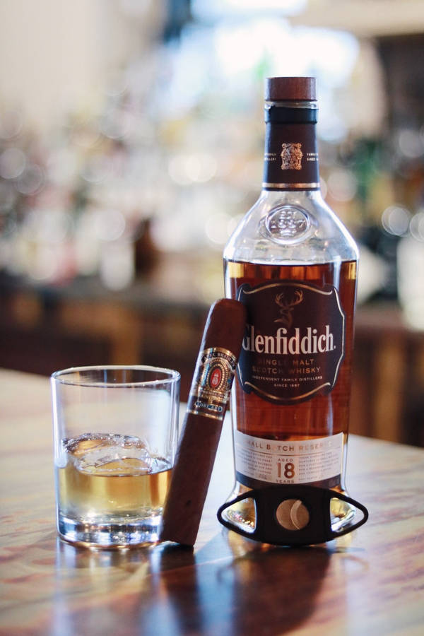 Glenfiddich 18 Year Old With Alec Bradley Cigar Wallpaper