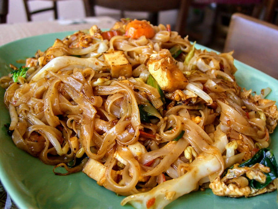 Glossy Pad Thai Noodles With Veggies And Tofu Wallpaper