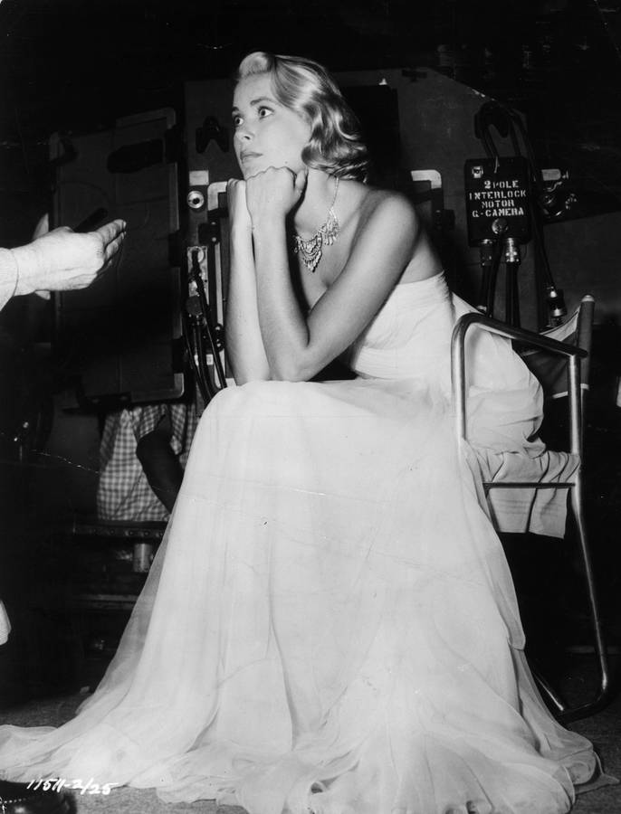 Grace Kelly In Gown Wallpaper