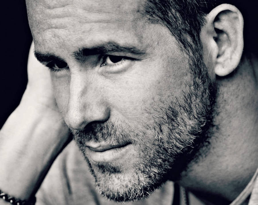 Greyscale Ryan Reynolds Male Face Wallpaper