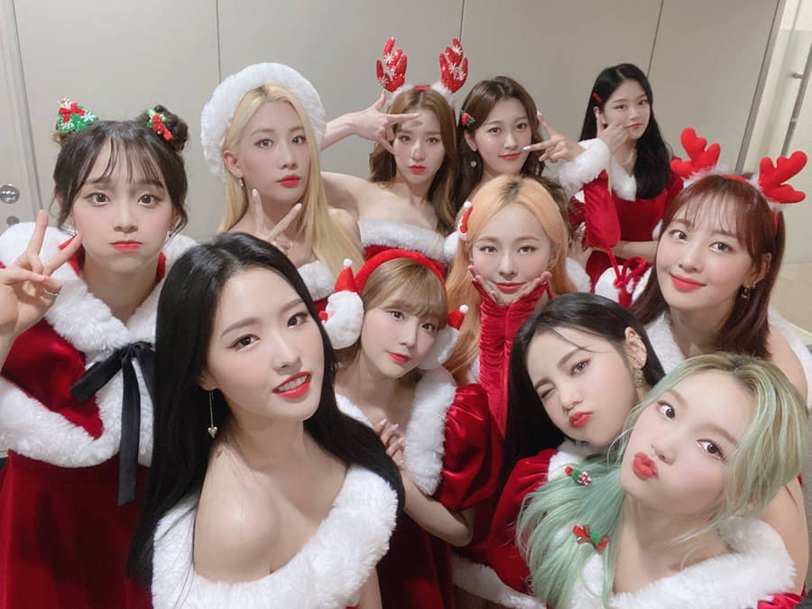 Group Loona Christmas Aesthetic Santa Outfits Wallpaper