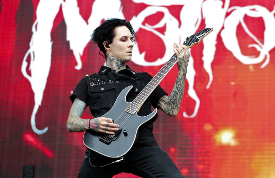 Guitariston Stage Motionlessin White Wallpaper