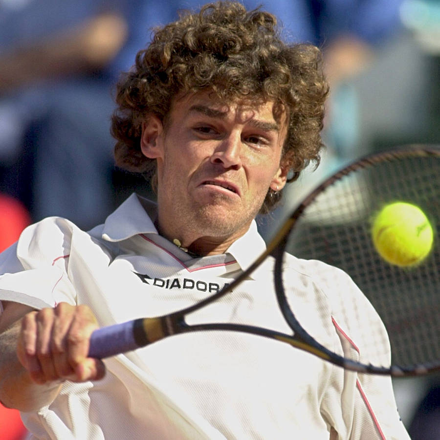 Gustavo Kuerten Executing A Backhand Stroke In A Tennis Match. Wallpaper