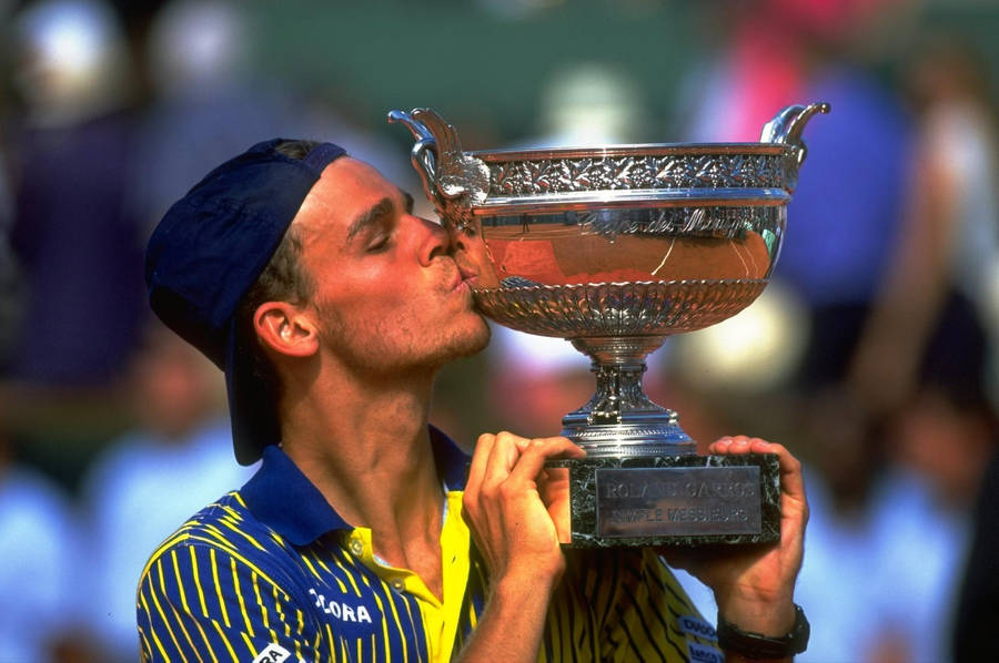 Gustavo Kuerten Kissing The Trophy Cup Wallpaper