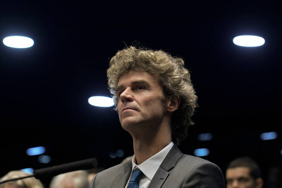 Gustavo Kuerten Looking Stylish In Blazer And Tie Wallpaper