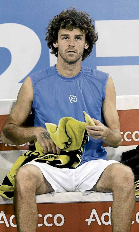 Gustavo Kuerten Sitting Down Wallpaper