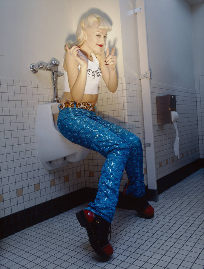 Gwen Stefani In Bathroom Wallpaper