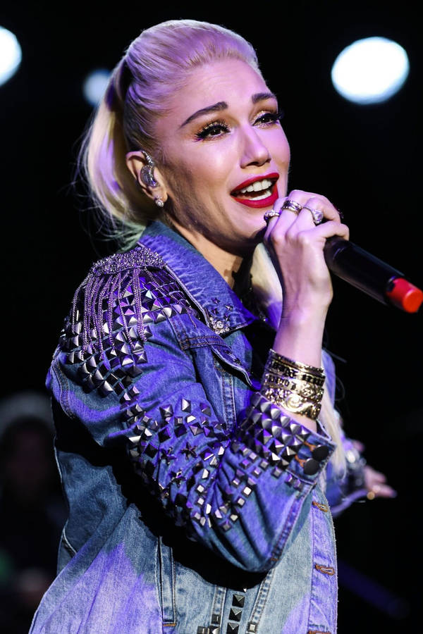 Gwen Stefani Singing On Stage Wallpaper