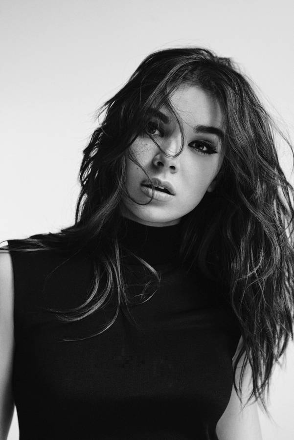 Hailee Steinfeld Black And White Wallpaper