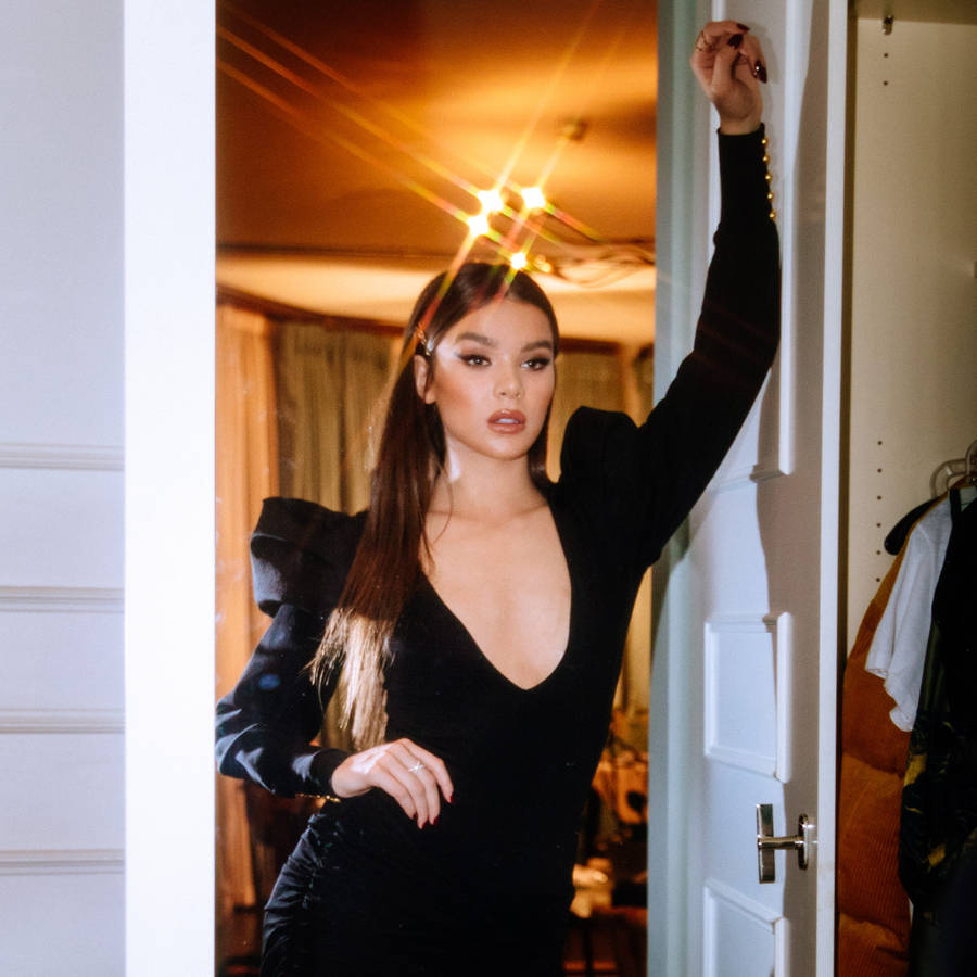 Hailee Steinfeld Vogue Wallpaper