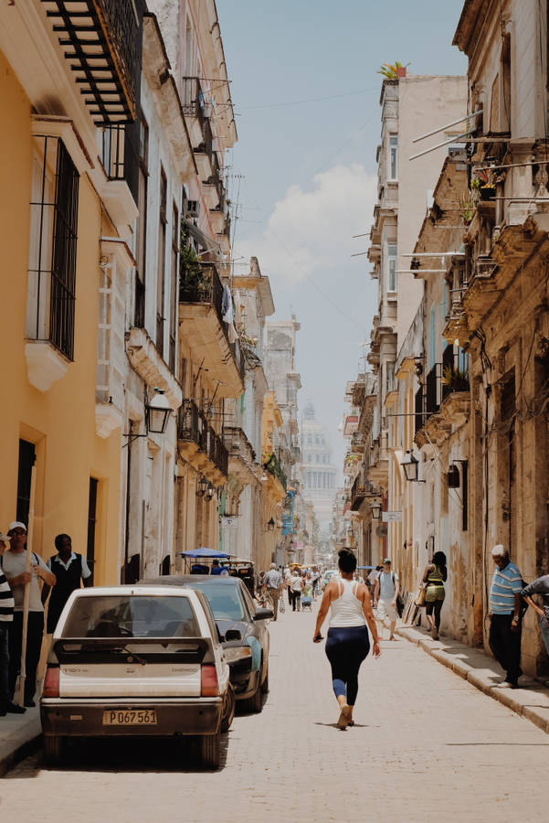 Havana Pedestrians Parked Cars Wallpaper