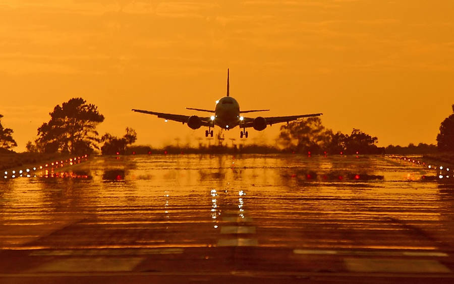 Hd Plane Wet Runway Wallpaper