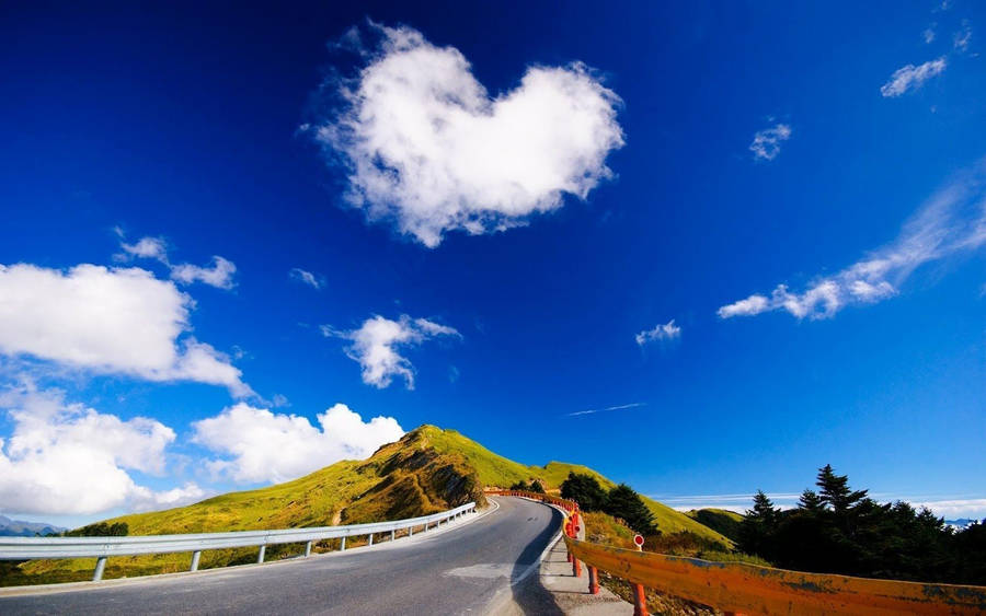 Heart-shaped Cloud Laptop Desktop Wallpaper