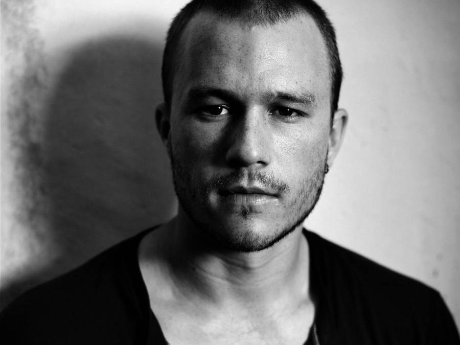 Heath Ledger Wall Photoshoot Wallpaper