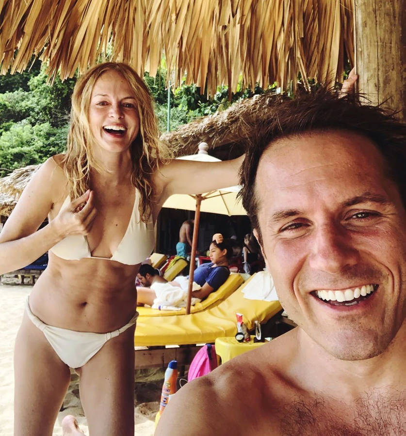 Heather Graham Beach Outing Selfie Photo Wallpaper