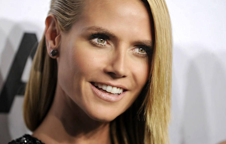 Heidi Klum's Side Swept Hairstyle Wallpaper