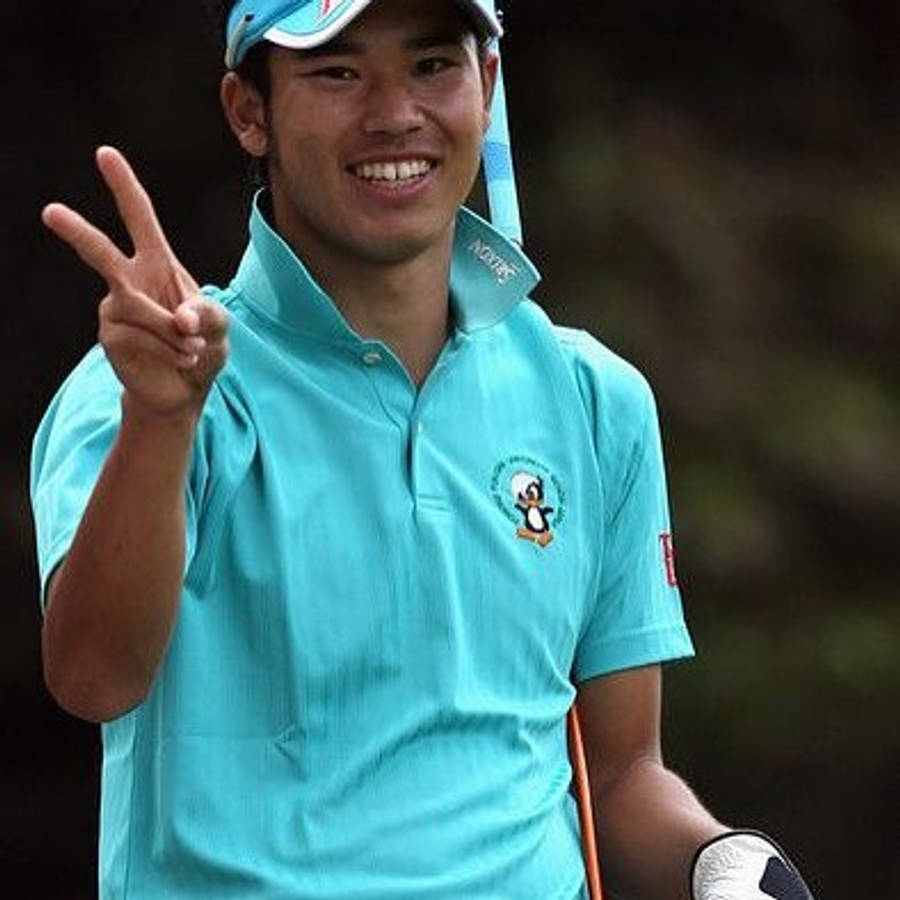 Hideki Matsuyama Peace Hand Sign Wallpaper