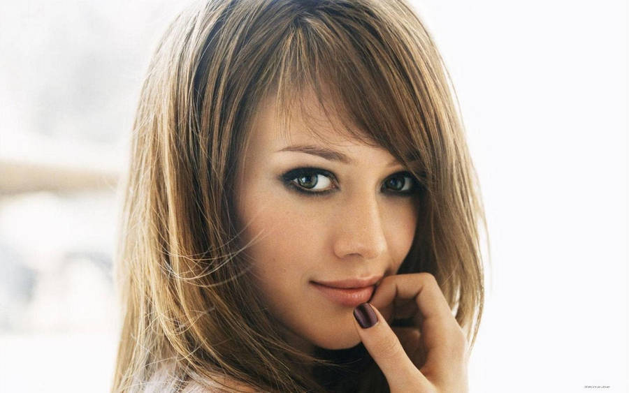 Hilary Duff With Black Nail Polish Wallpaper