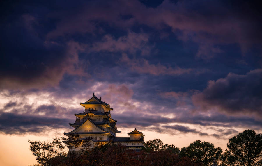 Himeji Castle Under Cloudy Skies Wallpaper