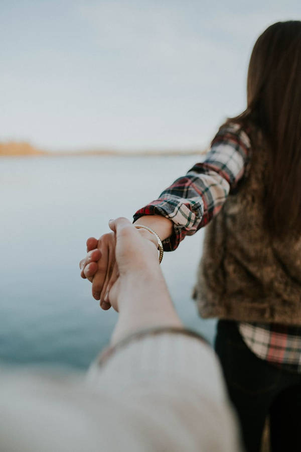 Holding Hands Into The Sea Wallpaper