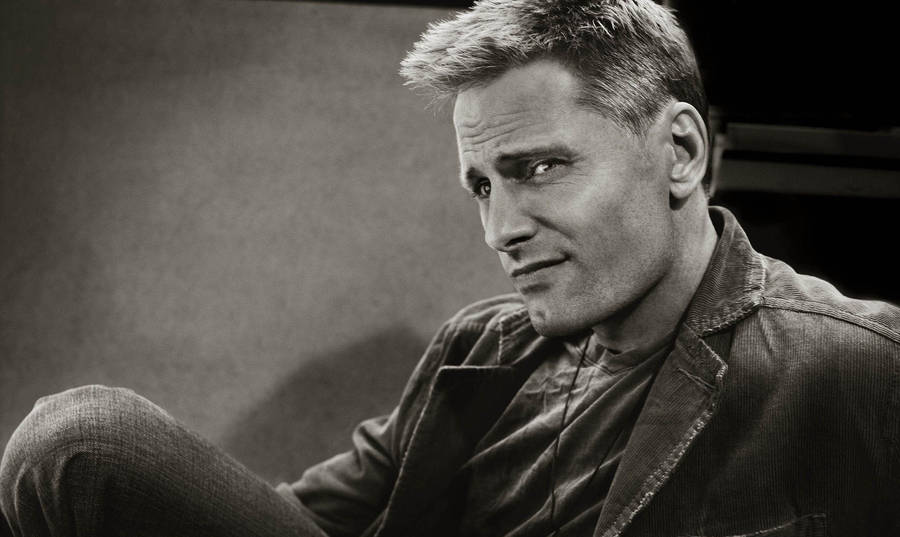 Hollywood Actor Viggo Mortensen In Monochrome Wallpaper