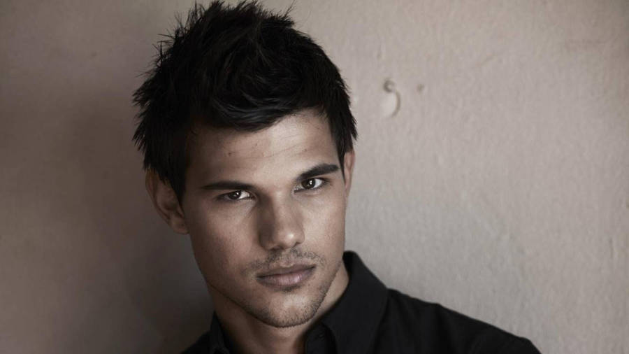 Hollywood Heartthrob Taylor Lautner Showcasing An Alluring Look. Wallpaper