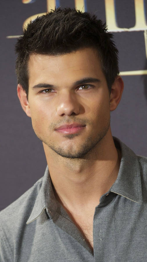 Hollywood Star Taylor Lautner Wallpaper