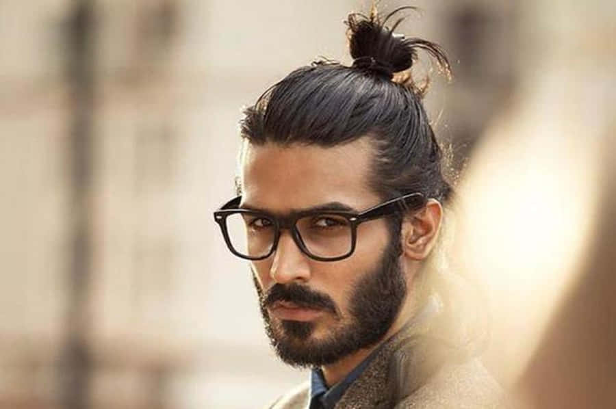 Hombres Guapos Model With Man Bun Wallpaper