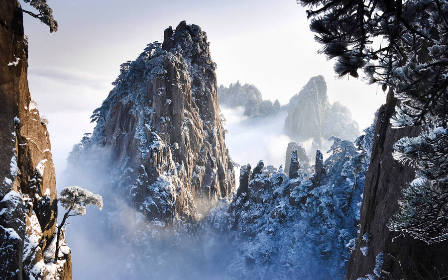 Huangshan Snow Mountain Peaks Wallpaper