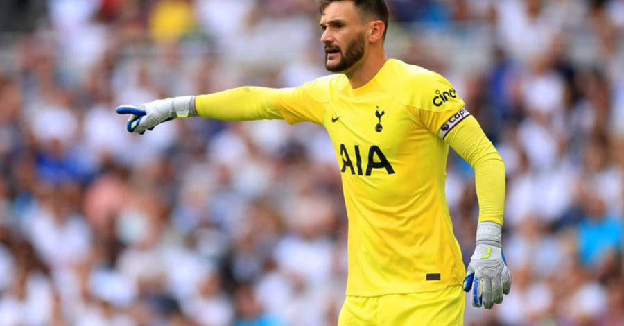 Hugo Lloris Pointing Out Wallpaper