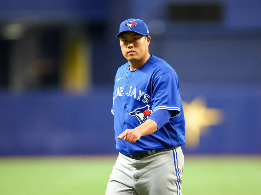 Hyun Jin Ryu Pointing His Finger Wallpaper