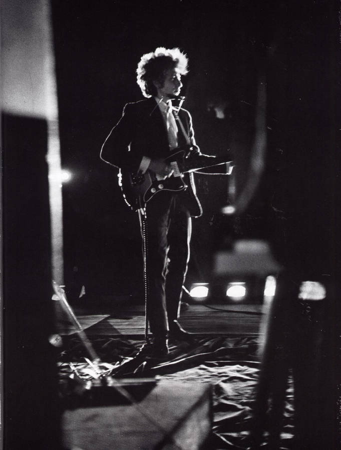 Iconic Bob Dylan During His World Tour 1966 Wallpaper