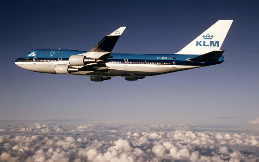 Image A Boeing 747 Soars Into The Sky Wallpaper