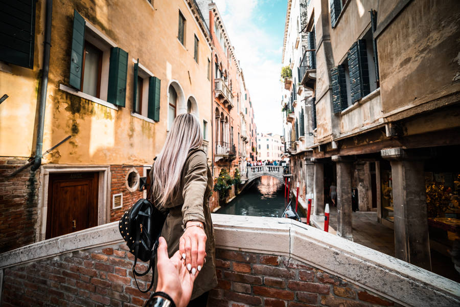 In Love Couples Vacation In Italy Wallpaper