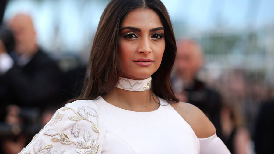 Indian Actress Sonam Kapoor Wallpaper