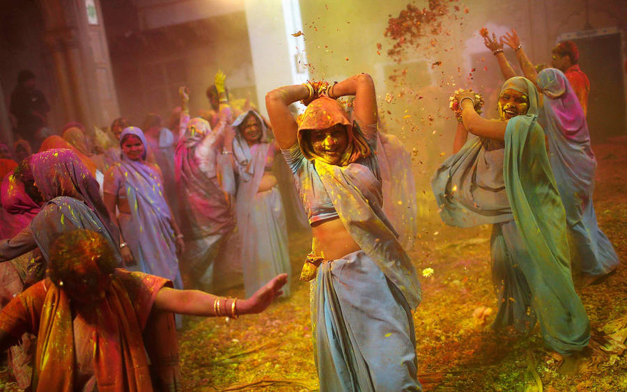 Indian Women Celebrating Happy Holi Hd Wallpaper