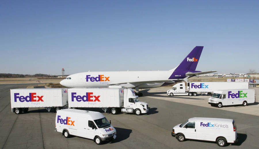 Innovative Tracking Solutions With Fedex Couriers Wallpaper