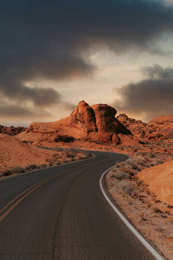 Iphone 4k Desert Road Wallpaper