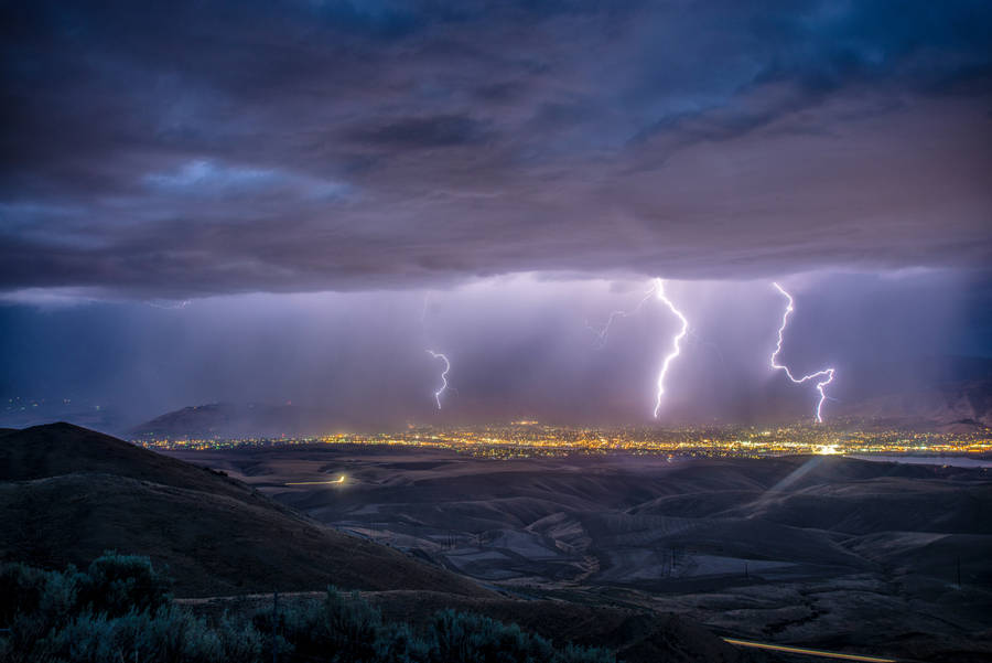 Iphone 4k Thunderstorm Wallpaper