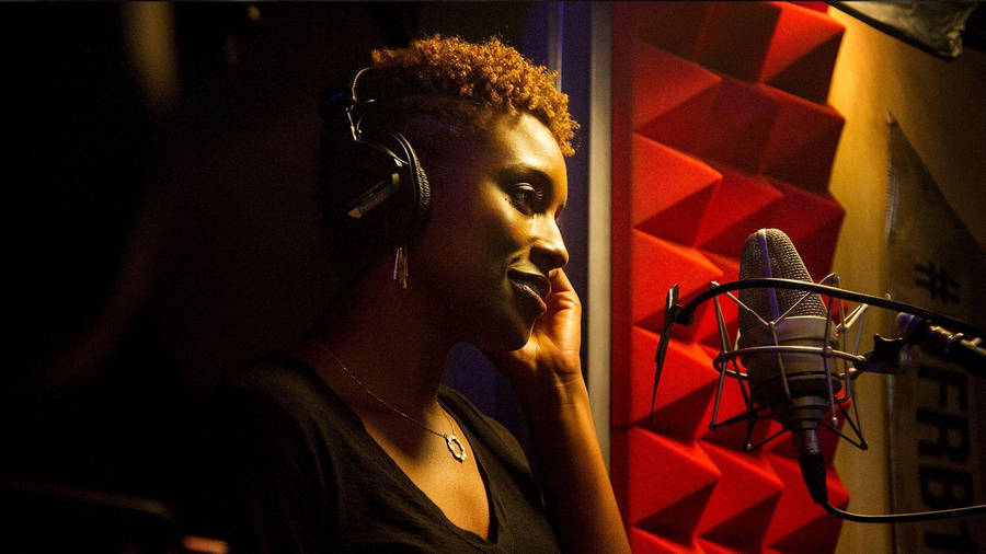 Issa Rae Recording Insecure Tv Show Wallpaper