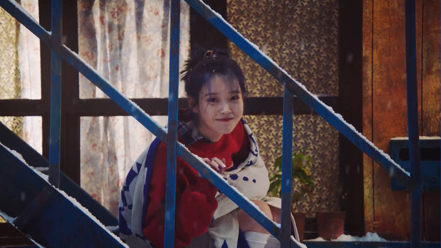 Iu Smiling In Stair Wallpaper