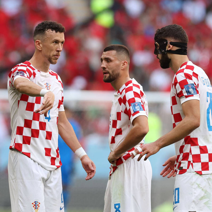 Ivan Perisic With Teammates Wallpaper