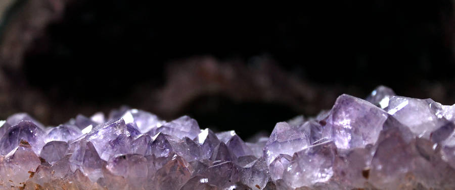 Jagged Amethyst In Sunlight Wallpaper