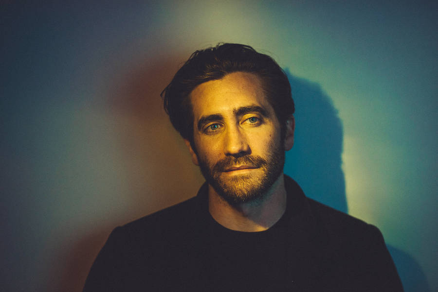 Jake Gyllenhaal Dreamy Gaze Wallpaper