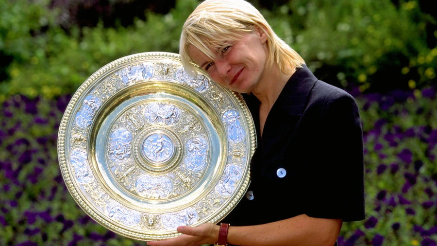 Jana Novotna Holding Trophy Wallpaper