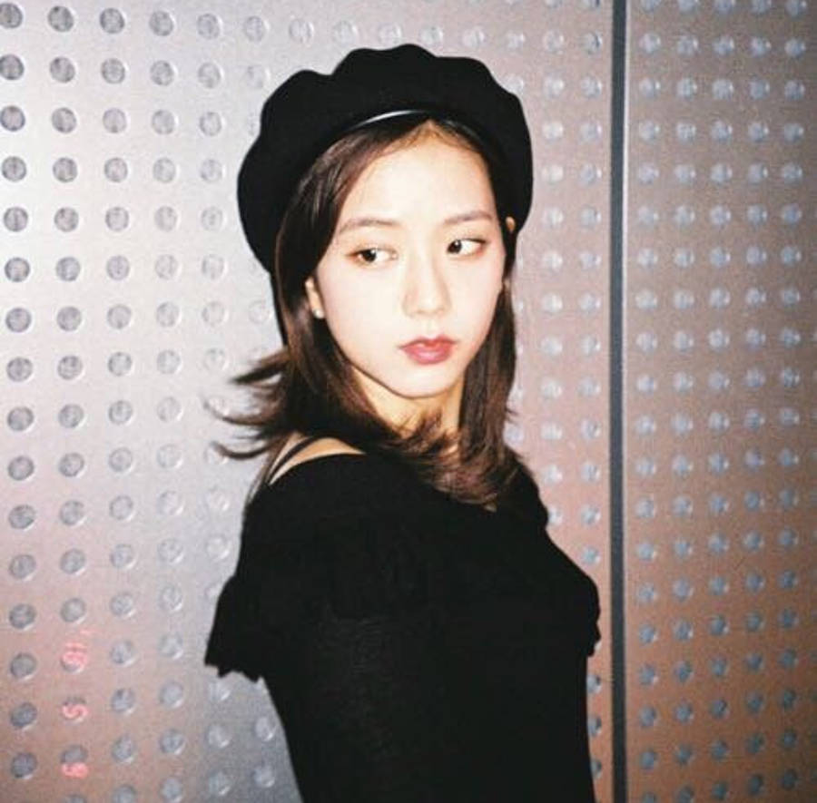 Jisoo Cute Black Beret Wallpaper