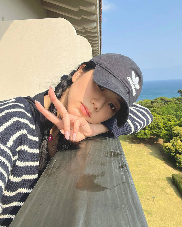 Jisoo Cute Peace Sign Wallpaper